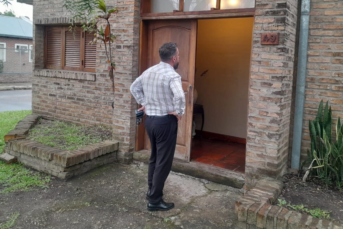 El abogado ingresando al domicilio allanado este viernes