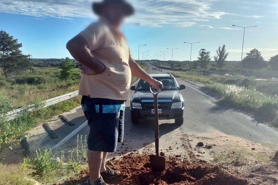 Vecinos decidieron sacar con palas el montículo de tierra en el ingreso de la Y Griega