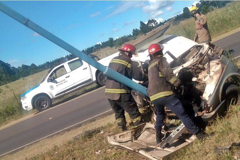 Un autom&oacute;vil choc&oacute; violentamente contra una columna y un hombre fue internado en el Masvernat