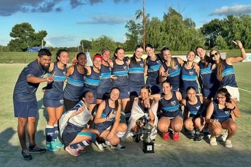 El equipo femenino de hockey de Salto Grande Azul celebró un nuevo título. El equipo femenino de hockey de Salto Grande Azul celebró un nuevo título.