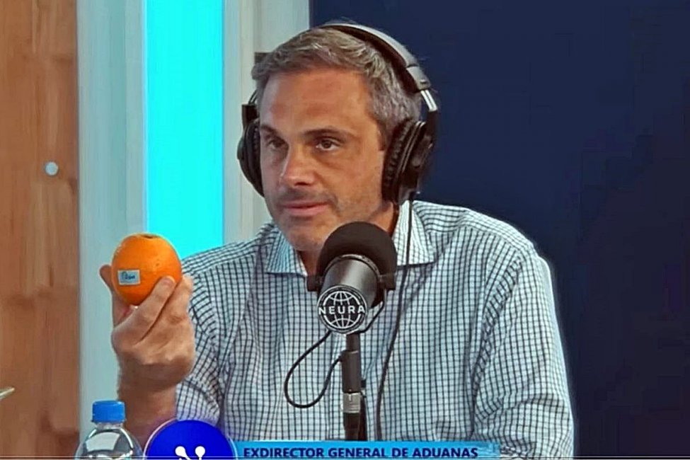 Michel mostró una naranja importada de Egipto para advertir sobre los riesgos que afrontan las producciones argentinas