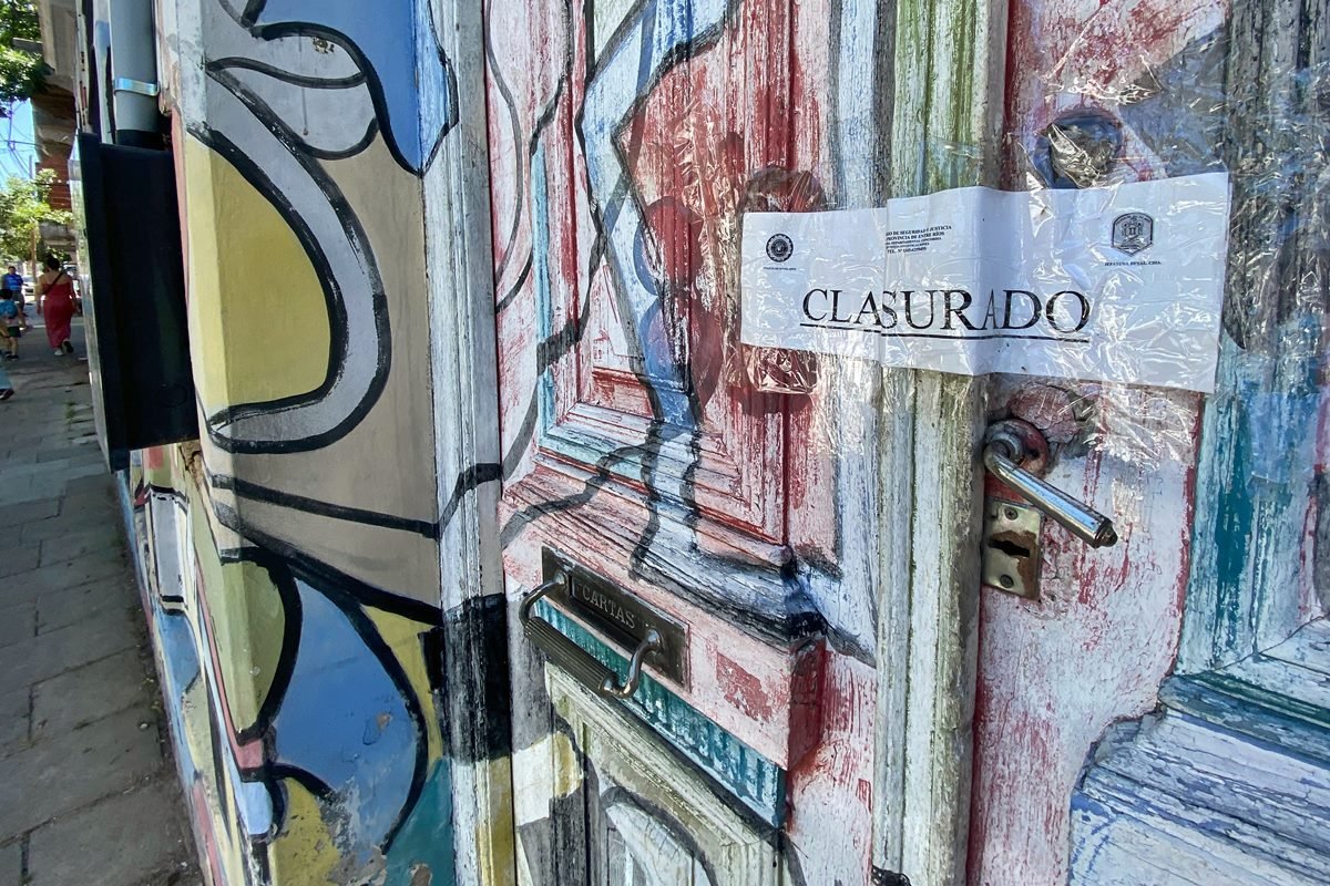 El inmueble de calle Sarmiento, hoy luce fajas de clausura.