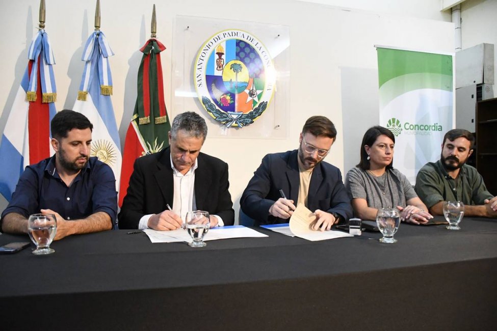 Azcué dijo estar "absolutamente alineado con el rumbo que ha tomado el país con el presidente Milei"