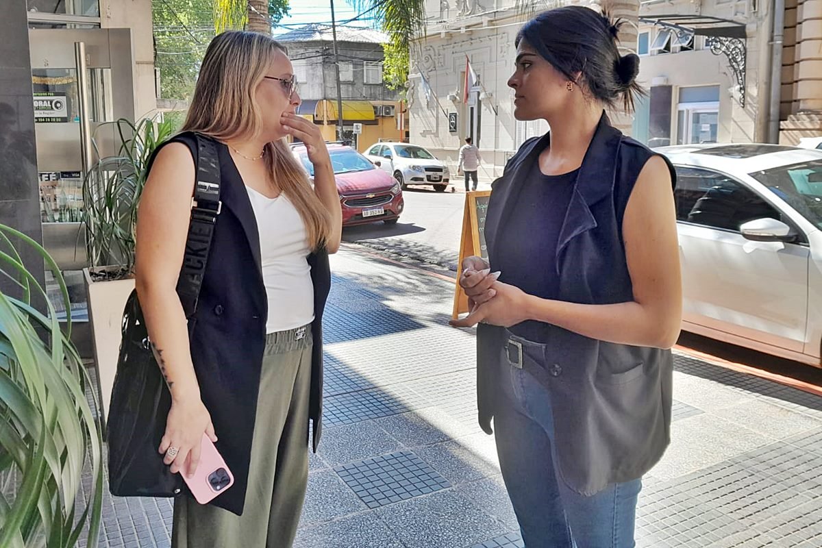 La abogada Brenda Vittori y la denunciante Aldana Pesis