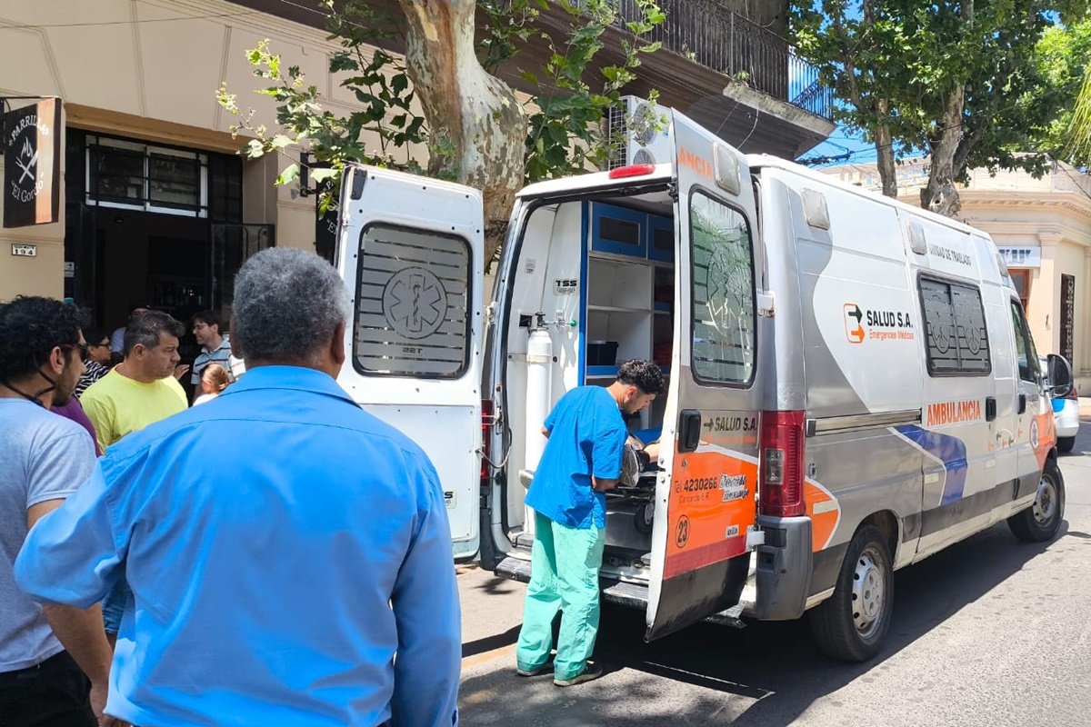 El octogenario fue luego trasladado en ambulancia a un sanatorio.