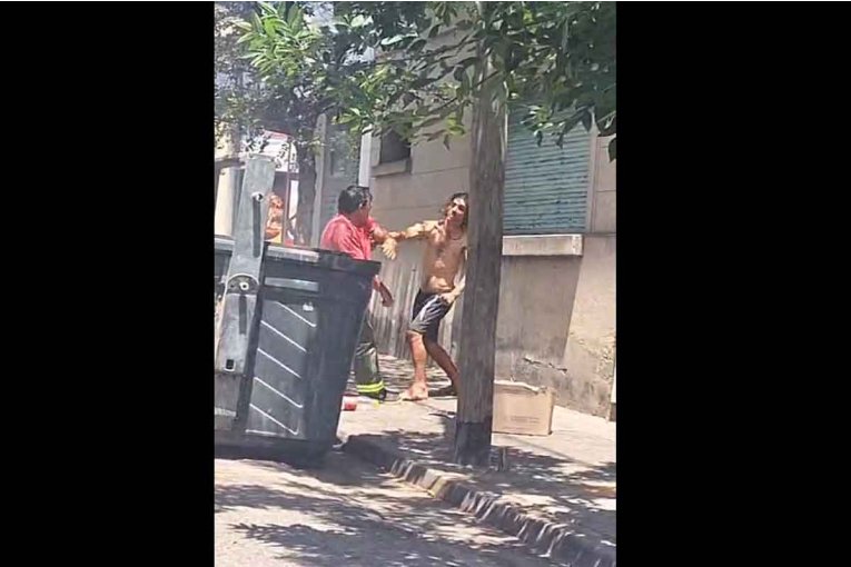 Un trabajador municipal se tom&oacute; a golpes de pu&ntilde;os con un joven en plena calle de Concordia