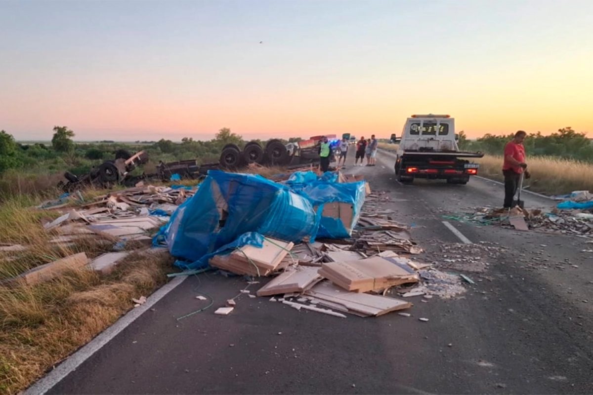 Un auto y tres camiones protagonizaron un accidente múltiple en el ...