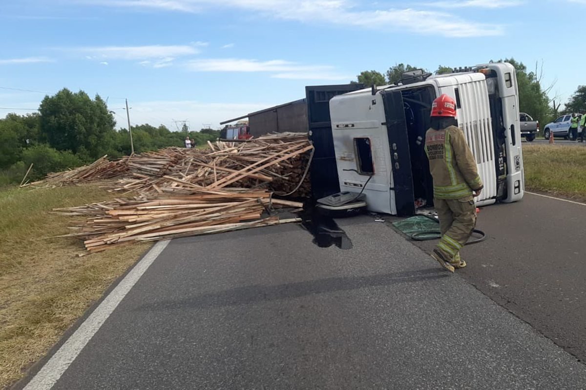 La carga del rodado qued&oacute; desparramada sobre la calzada.