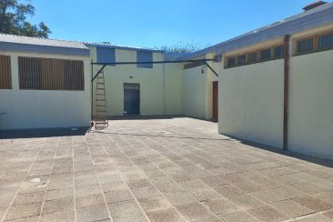 El robo ocurrió en el lugar donde está ubicada la escalera, en el patio. El robo ocurrió en el lugar donde está ubicada la escalera, en el patio.