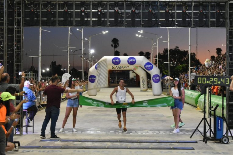 Los trabajadores municipales resolvieron visibilizar su reclamo en la Marat&oacute;n de Reyes