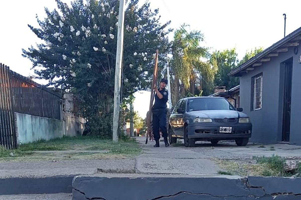 Los efectivos recuepraron las rejas robadas en la escuela Pancho Ram&iacute;rez.