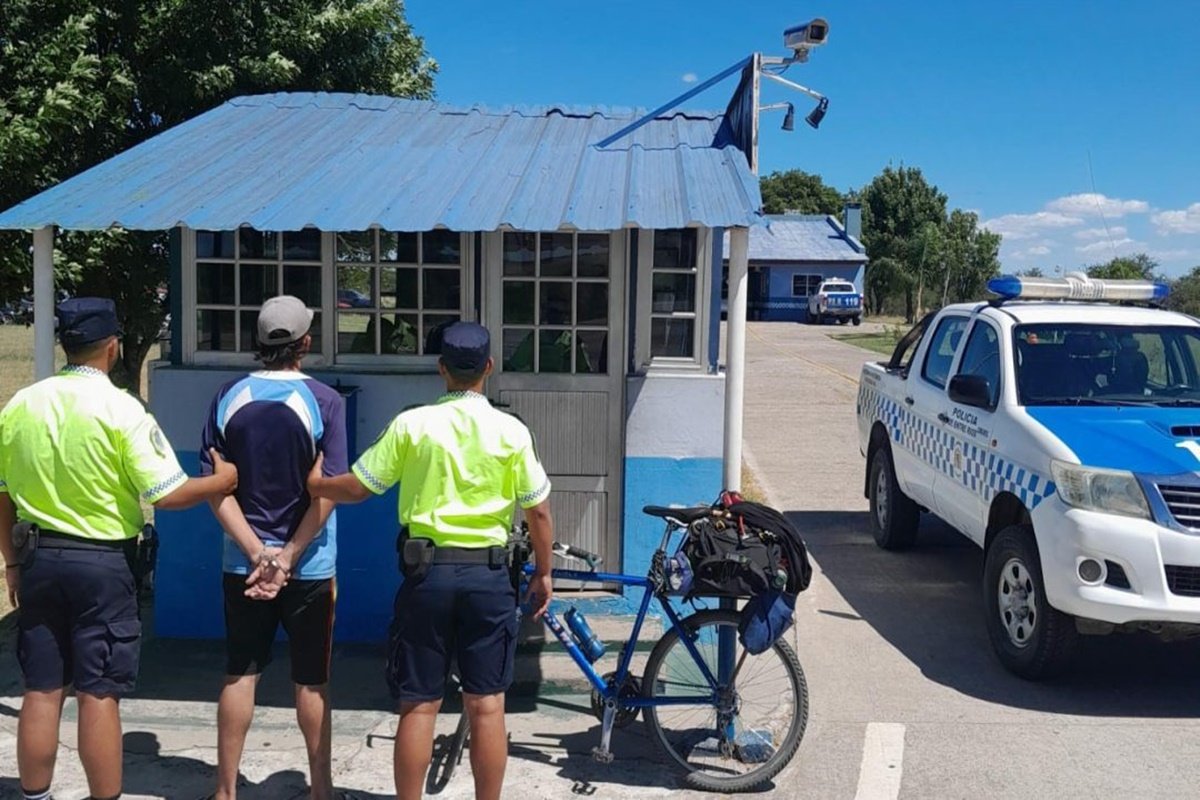 Circulaba en una bicicleta.