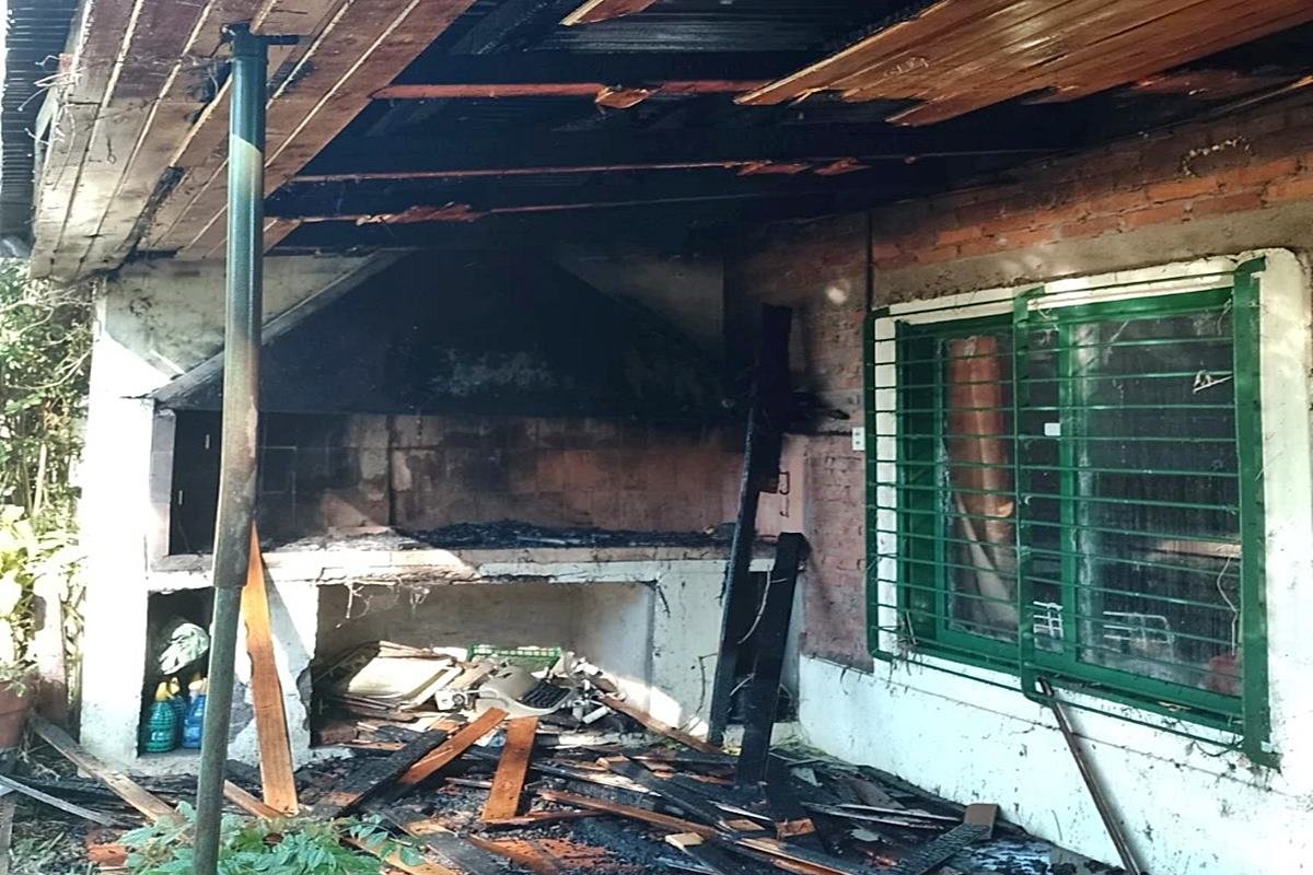 El siniestro dej&oacute; p&eacute;rdidas materiales, en la zona de Villa Adela.