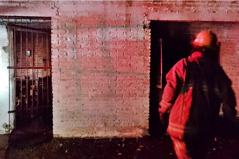 Un incendio destruy&oacute; parte de la vivienda de un joven que fue bombero voluntario