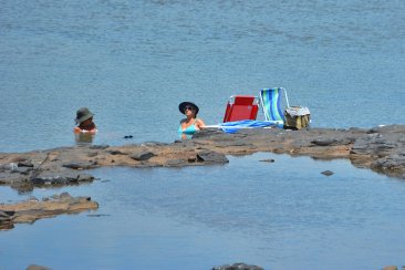 Aunque no está habilitada, la playa Nébel es un escape de alivio para muchos. Aunque no está habilitada, la playa Nébel es un escape de alivio para muchos.