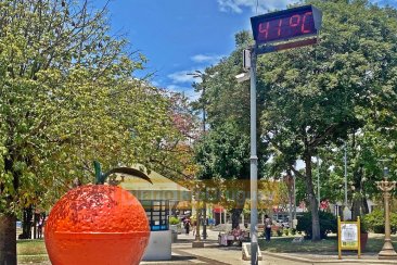 En la plaza 25 de Mayo se rompió la barrera de los 40° la semana pasada En la plaza 25 de Mayo se rompió la barrera de los 40° la semana pasada
