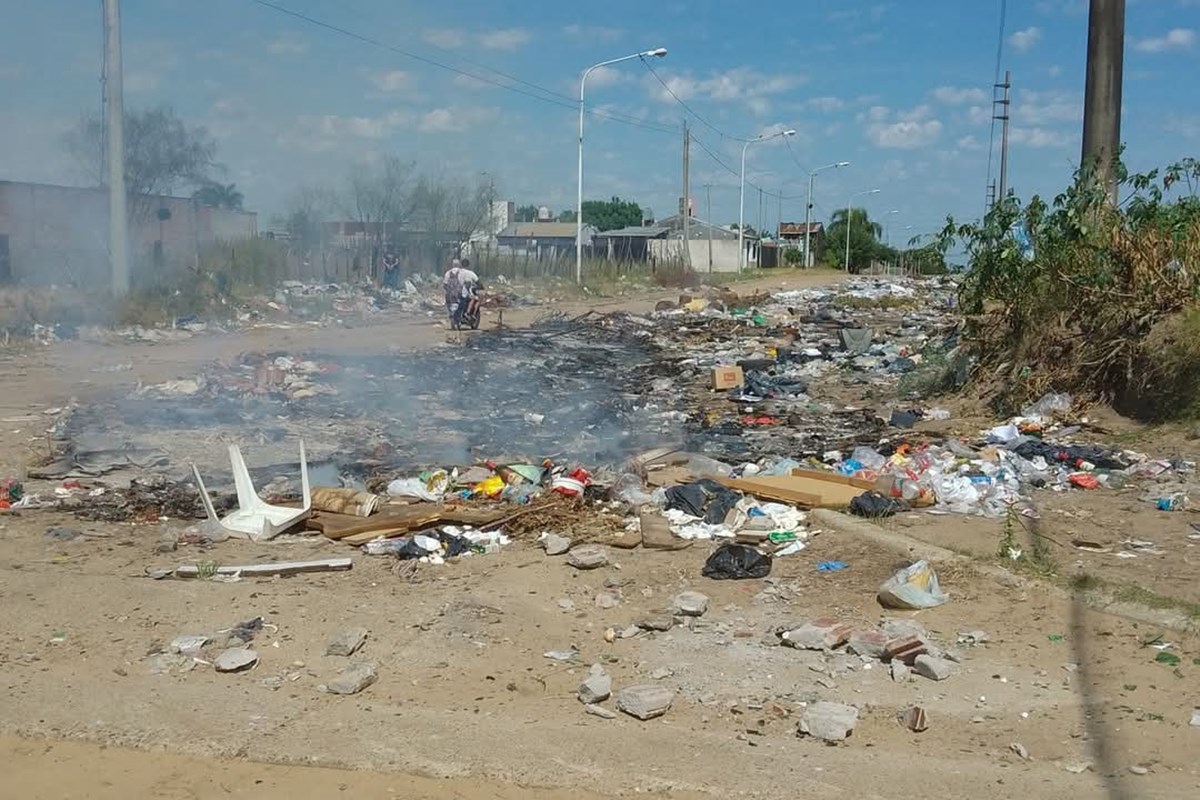 Vecinos reclaman por micro basural generado a escasos metros de un ...