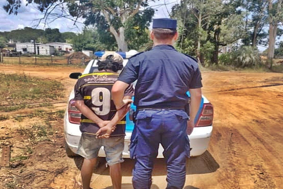 El malviviente iba robando elementos de las v&iacute;as f&eacute;rreas.