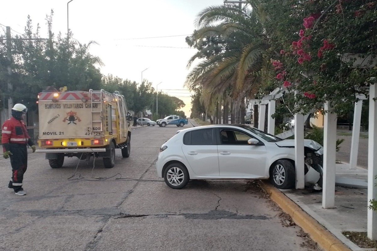 Tras el choque, el conductor abandon&oacute; el veh&iacute;culo en el lugar.