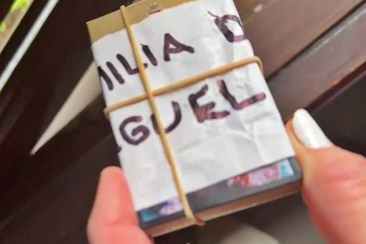 El paquetito con balas dejado en uno de los domicilios.