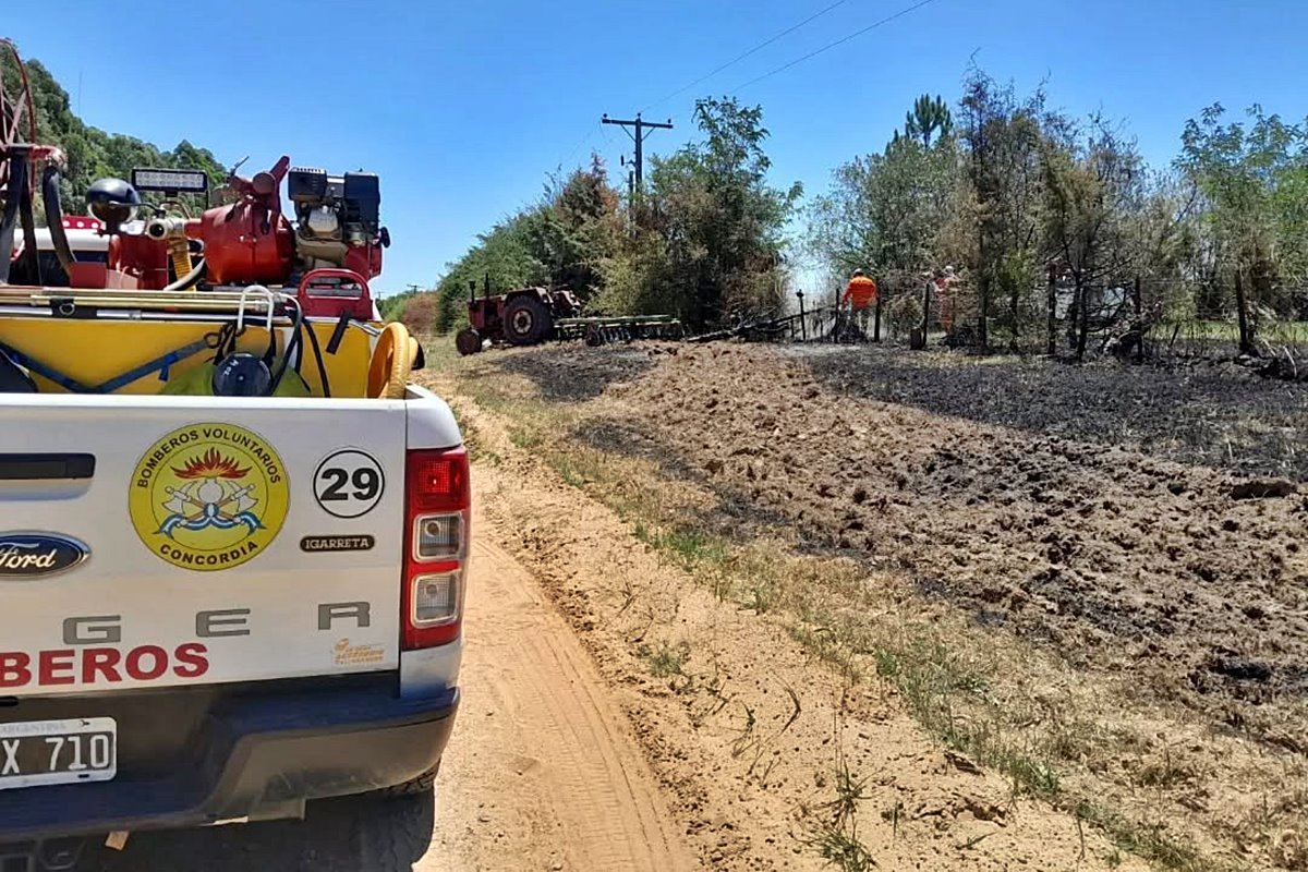 El tractorista intentaba apagar el fuego de unos pastizales.