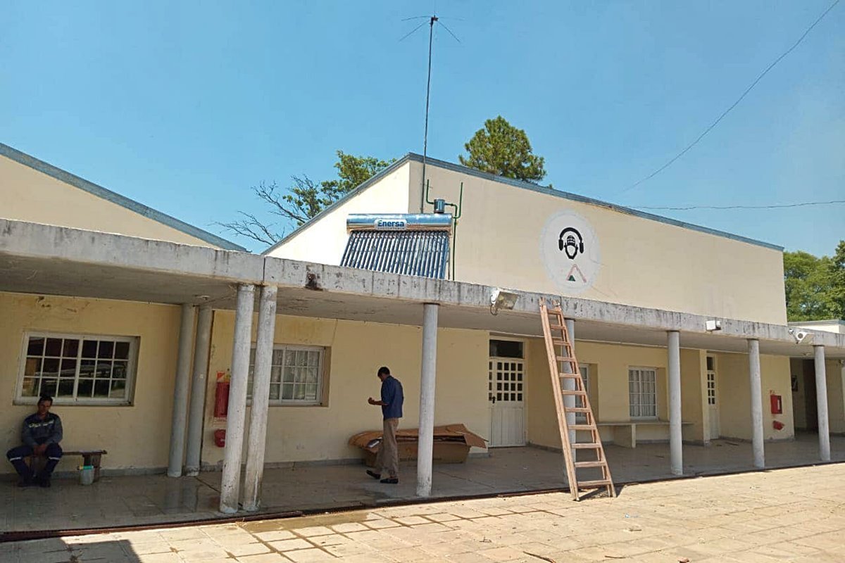 La colocaci&oacute;n empez&oacute; por la Escuela Primaria N&deg; 8 "Benjam&iacute;n Virasoro"