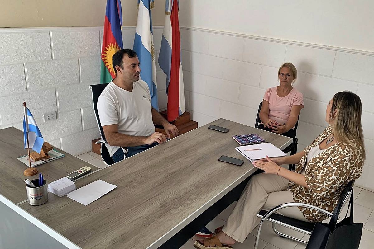 La coordinadora de Educaci&oacute;n de J&oacute;venes y Adultos junto al intendente.