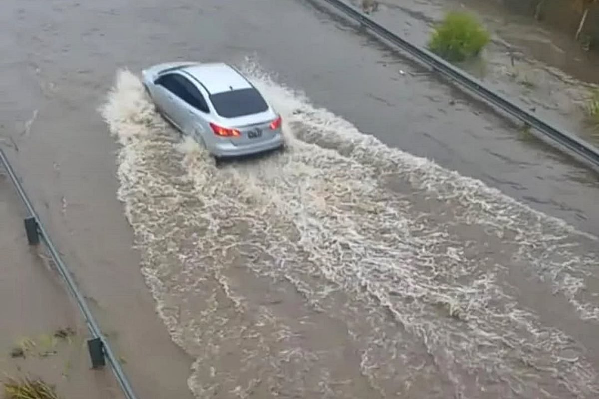 Un tramo de ruta 14 con anegamientos. Llovieron 130mm en Ubajay.