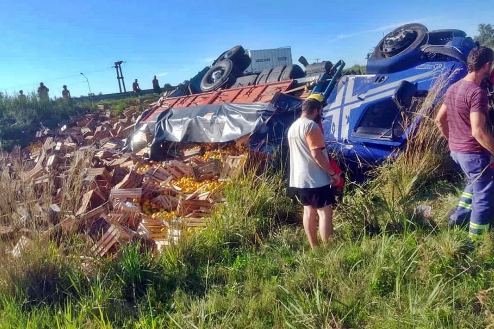 Un camión cargado de naranjas volcó en la Autovía Artigas