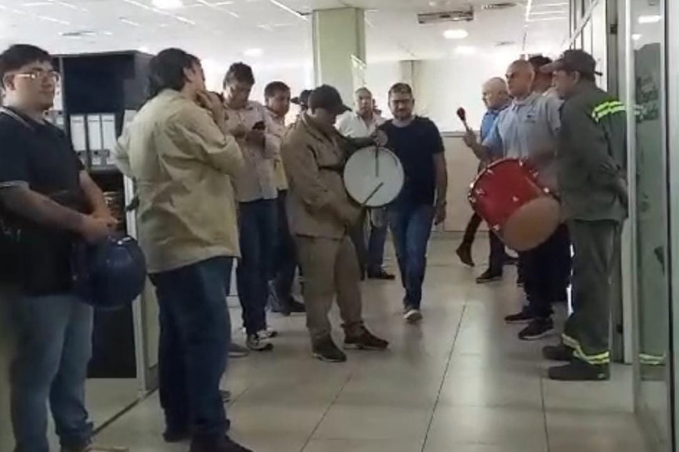 Trabajadores de un área municipal hicieron un ruidoso reclamo salarial en el Centro Cívico