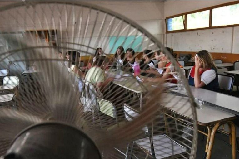 La primera semana de clases llega con ola de calor y la provincia habilit&oacute; una serie de medidas para las escuelas