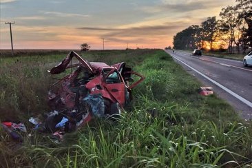El auto quedó totalmente destrozado en la ruta. El auto quedó totalmente destrozado en la ruta.