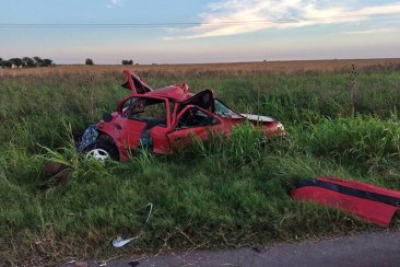 El auto quedó totalmente destrozado en la banquina. El auto quedó totalmente destrozado en la banquina.