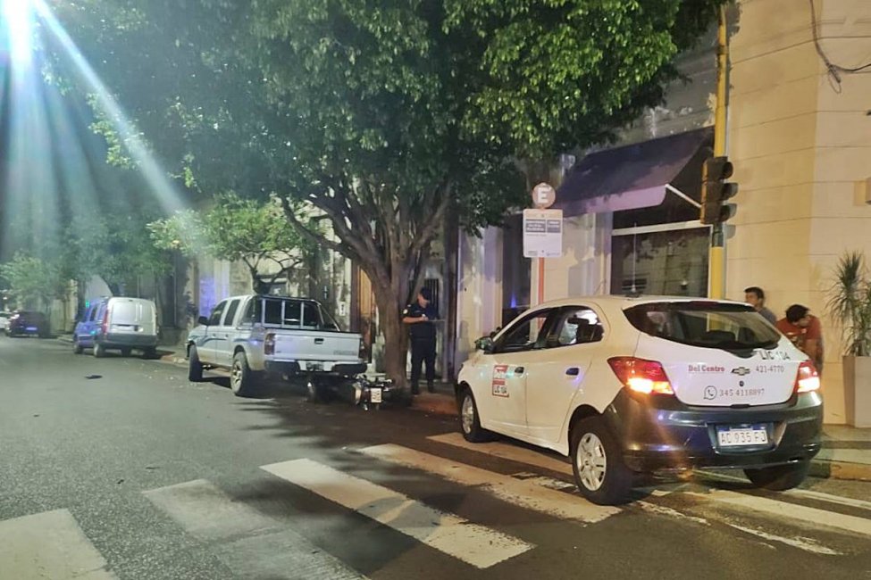 Dos mujeres motociclistas debieron ser internadas tras chocar con un auto
