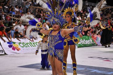 El público acompañ+o a los más pequeños del carnaval. El público acompañ+o a los más pequeños del carnaval.