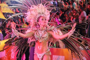 Felicita Fouce es la nueva reina del Carnaval del País. Felicita Fouce es la nueva reina del Carnaval del País.