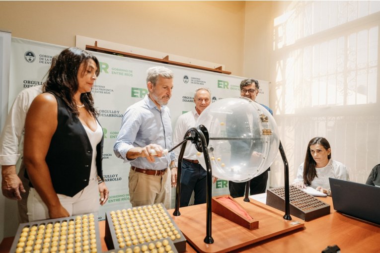 &ldquo;No hay m&aacute;s favores pol&iacute;ticos&rdquo; destac&oacute; Frigerio tras el sorteo de cr&eacute;ditos para 400 viviendas