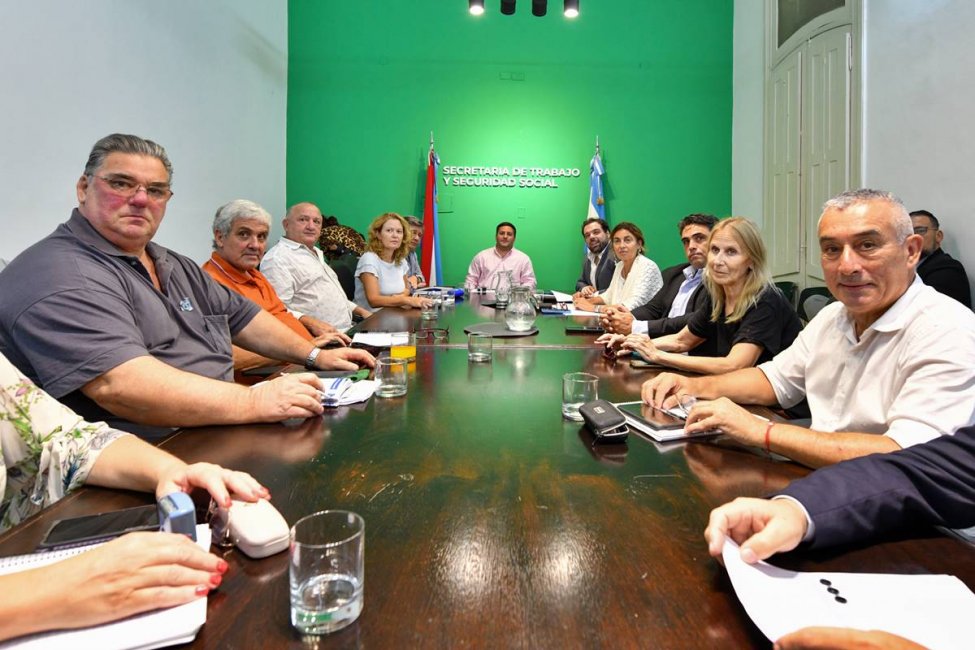 El gobierno provincial informó que cerró con los gremios docentes un acuerdo salarial anual
