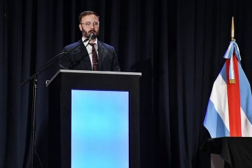 Francisco Azcué hablando desde el escenario del Odeón. Francisco Azcué hablando desde el escenario del Odeón.
