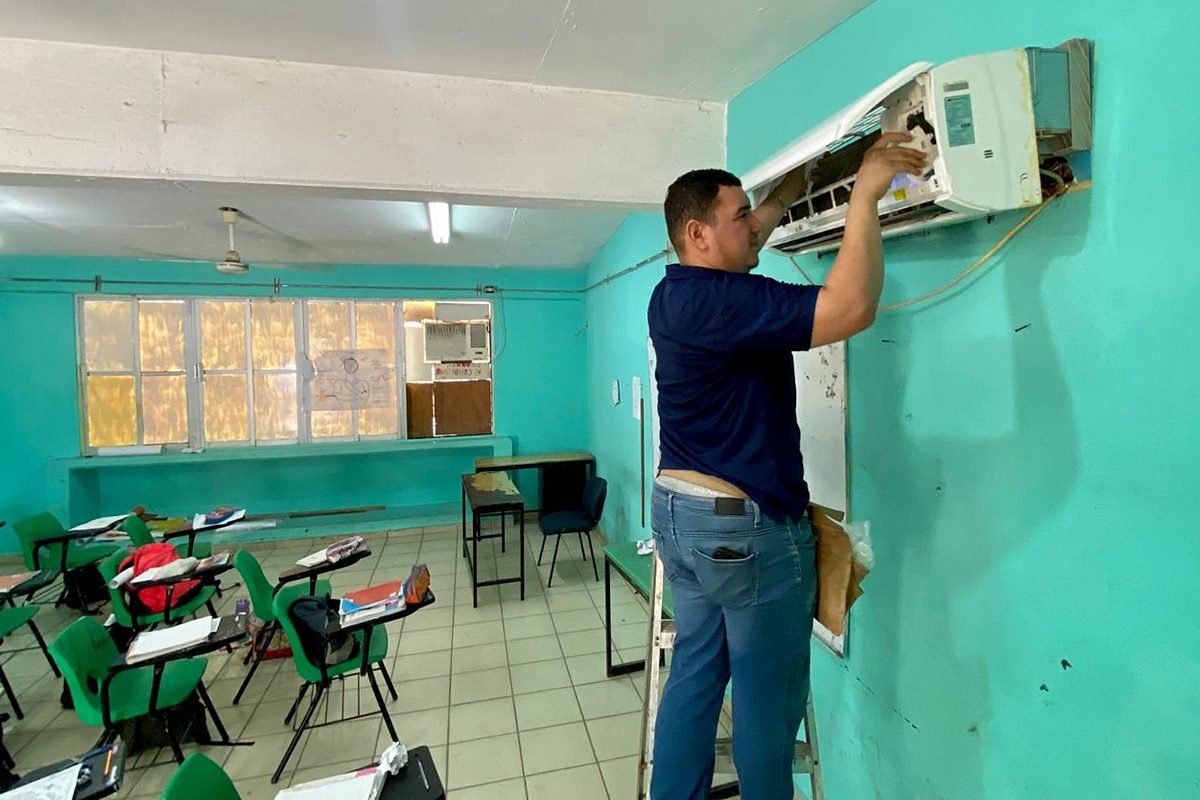 La comunidad educativa busca adquirir siete aires acondicionados.