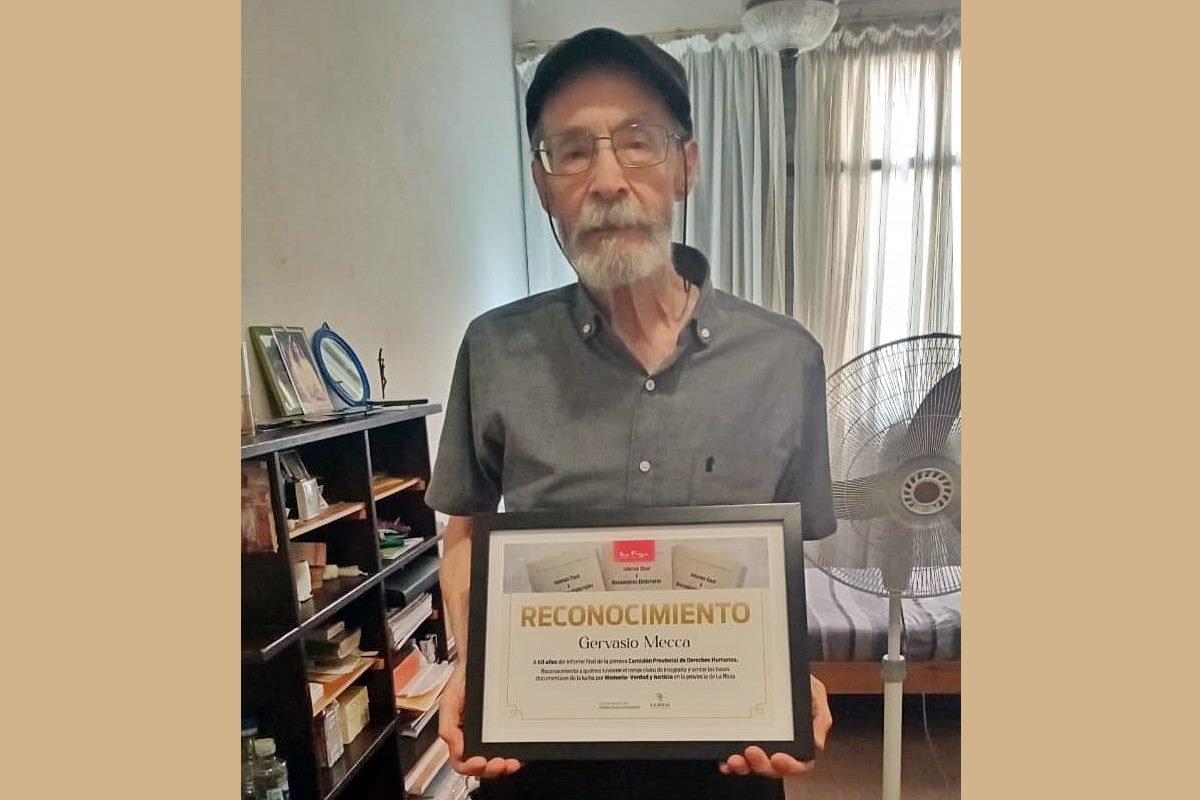 Gervasio Mecca mostrando el reconocimiento recibido