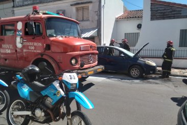 Un desperfecto técnico en el vehículo habría iniciado las llamas. Un desperfecto técnico en el vehículo habría iniciado las llamas.