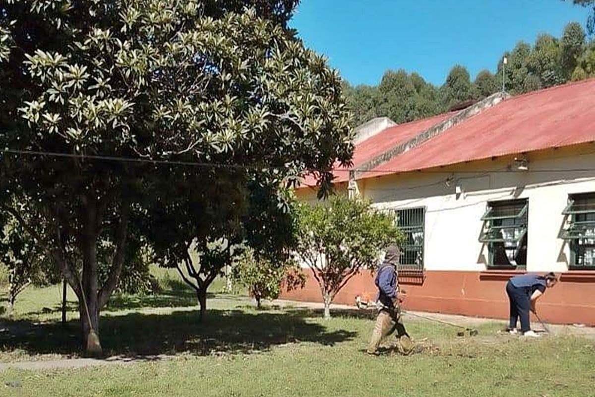 Manteniminto y limpieza de escuelas en Puerto Yeru&aacute;.