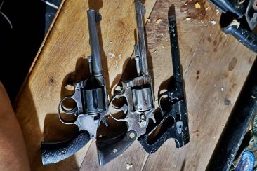 Tres de las armas incautadas en los allanamientos de este martes. Tres de las armas incautadas en los allanamientos de este martes.