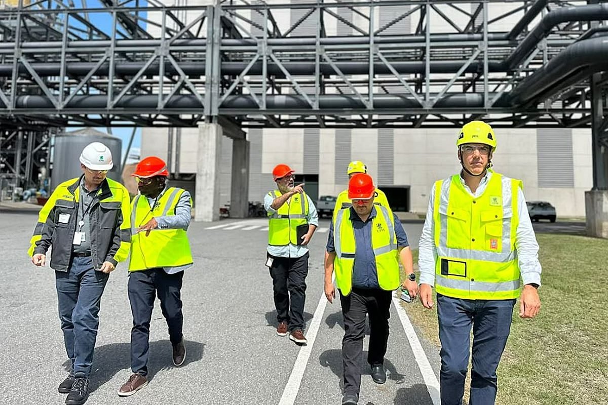 Los funcionarios uruguayos recorriendo la planta.