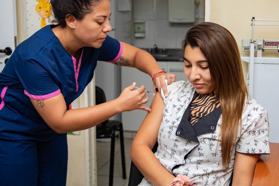 La vacunación antigripal ya cubrió a los trabajadores de Salud y sigue en la población con prioridades