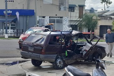 La conductora intentó doblar a la izquierda sobre la avenida. La conductora intentó doblar a la izquierda sobre la avenida.