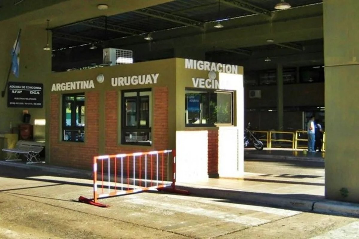 Se trata de dos personas de nacionalidad uruguaya que trabajan en el puente.