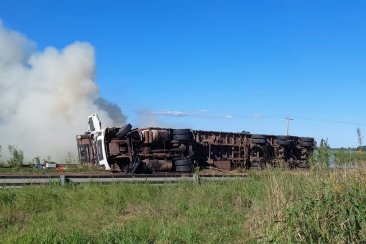 Se produjo un pequeño incendio al deslizar el camión sobre la calzada. Se produjo un pequeño incendio al deslizar el camión sobre la calzada.