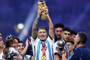 Lisando Martínez levantando la copa de Campeón del Mundo en Qatar 2022 Lisando Martínez levantando la copa de Campeón del Mundo en Qatar 2022